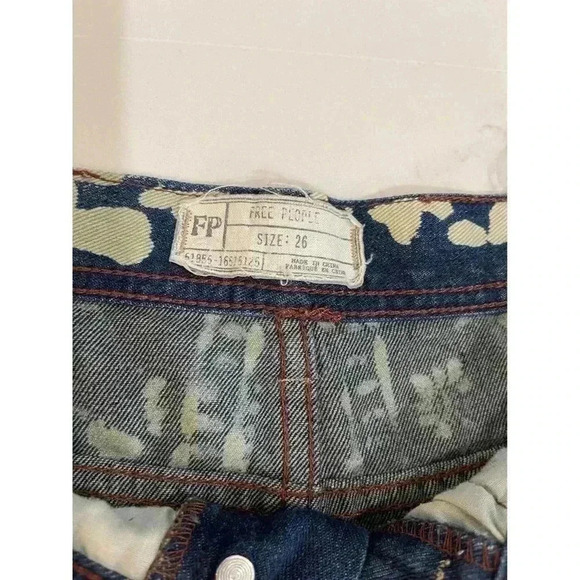Women's Free People Ends Meet Printed Denim Cutoff Size 26 Mantra Bali Shorts - Picture 4 of 5